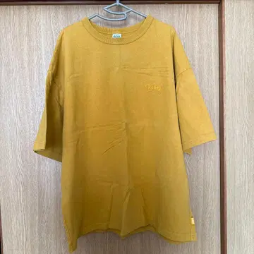 Keboyz 로고 자수 T셔츠 머스타드