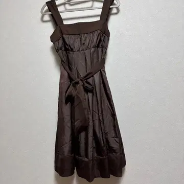 SELF POROTRAIT 브라운 슬리브리스 원피스