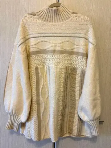 Eaphi 아이보리 하이넥 케이블 니트 스웨터