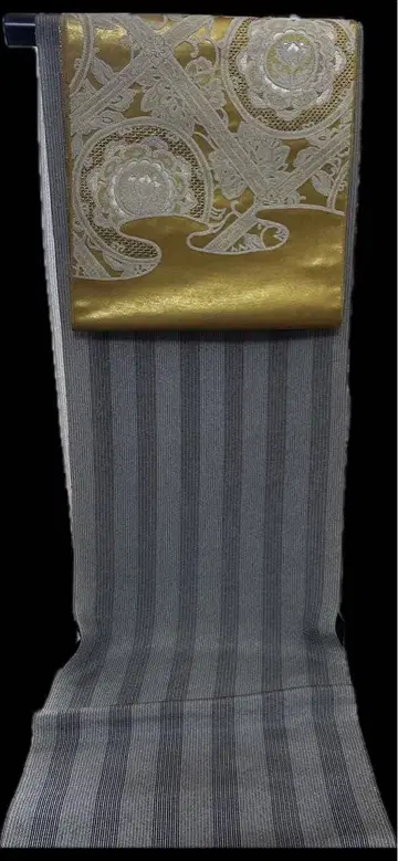 일품 순수 실크 옷감 섬세한 줄무늬가 만들어내는 조용한 품격 새상품