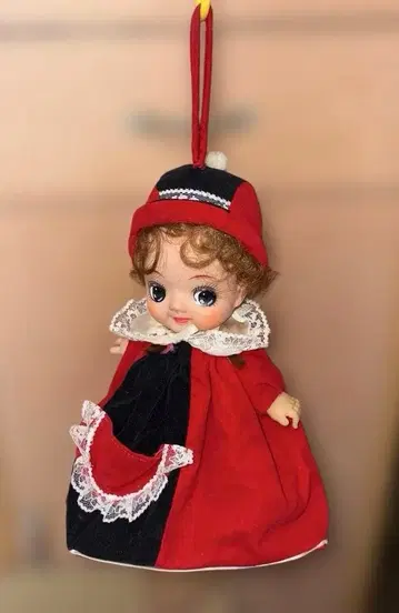 빨간색과 검은색 드레스의 귀여운 인형 핸드 파우치 인형 쇼와 레트로