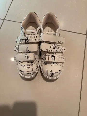 안티카 화이트 문자 프린트 스니커즈