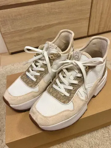 마이클코어스/화이트/베이지 스니커즈 통굽