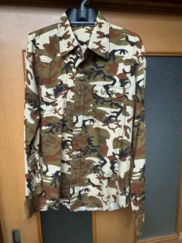 루시앙페라피네 카모 패턴 긴팔 셔츠 포켓 부착