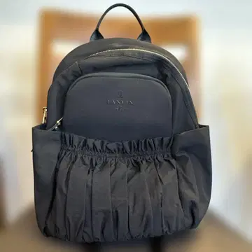 프릴 포켓이 달린 블랙 백팩