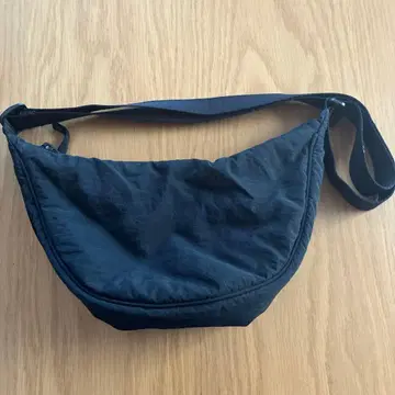 블랙 나일론 하프문 숄더백