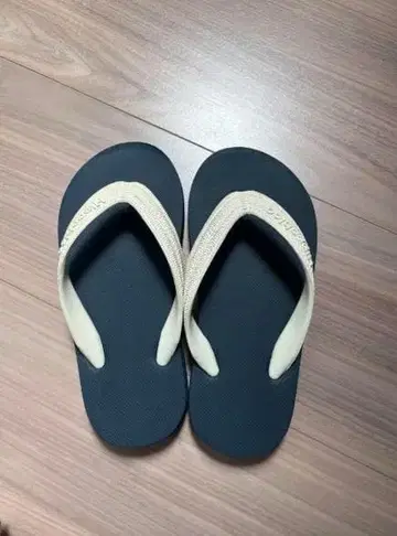 블랙과 아이보리 비치 샌들