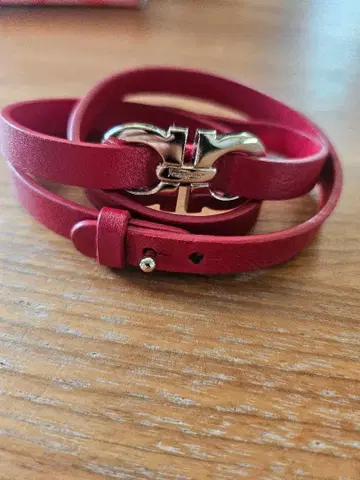 페라가모 레드 가죽 팔찌