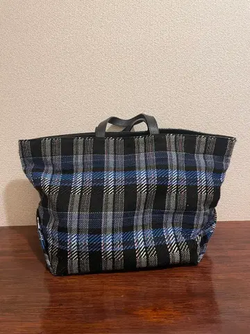 블랙과 파랑 체크 무늬 토트백