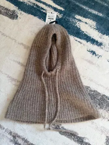 베이지 후드 부착 니트 모자