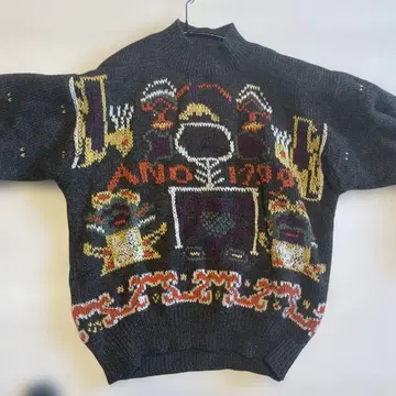 유니크 그래픽 하이넥 니트 스웨터