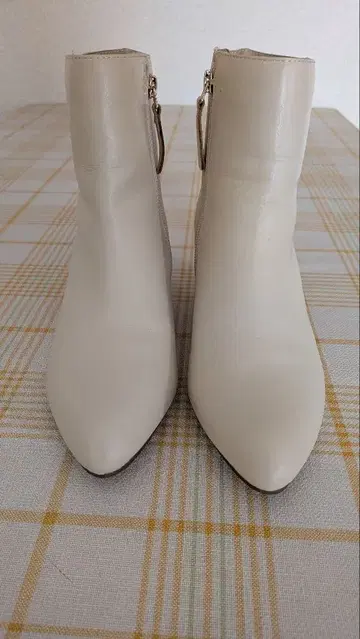 베이지 스틸레토 부츠