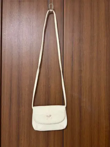아이보리 리본 장식 숄더백