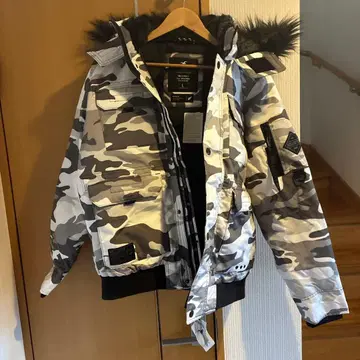 홀리스터 카모 패턴 다운 자켓