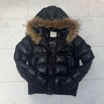 [ 새상품급 ] 퍼 달린 광택 블랙 다운 자켓