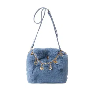 이번 시즌 DIANA 살랑살랑 흔들리는 하트가 귀여운 인조 모피 백 블루