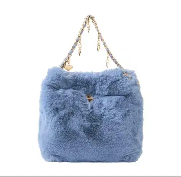 이번 시즌 DIANA 살랑살랑 흔들리는 하트가 귀여운 인조 모피 백 블루