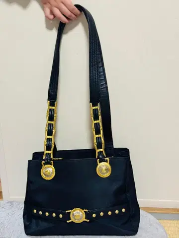 블랙 나일론 숄더백 금장 장식 포함