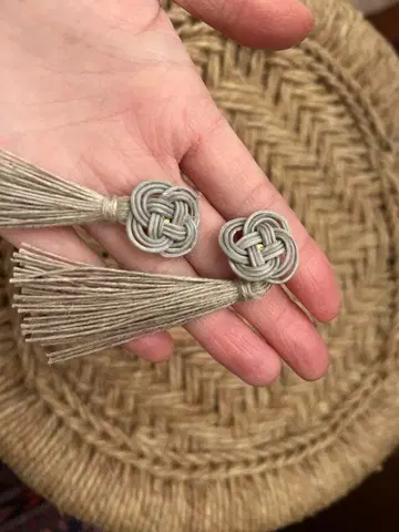 그레이 태슬 귀걸이 라탄