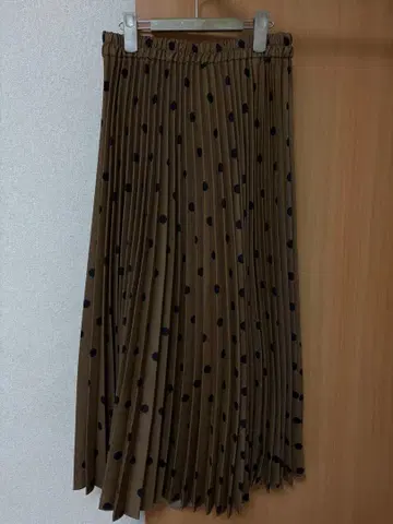 벌스데이 바쉬 브라운 도트 무늬 플리츠 롱 스커트