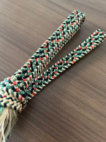 전통적인 술 달린 허리띠 그린 빨검