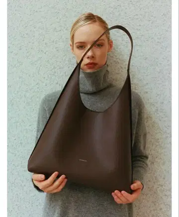 LECCPROJECT 로그 빅 호보백 다크 브라운 가죽 토트백