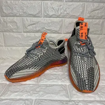 스타일리시한 니트 스니커즈 컬러풀 밑창 & 오렌지 스트랩