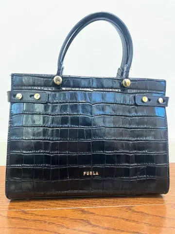 FURLA 크로커다일풍 블랙 핸드백