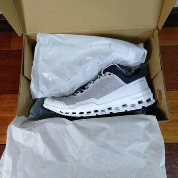 완전 미사용 새상품 On 러닝화