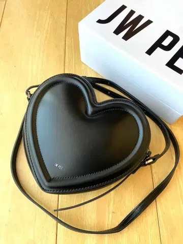 JW PEI 하트형 숄더백 블랙