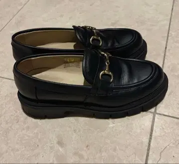 블랙 가죽 통굽 로퍼