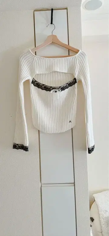 앤드마리 Andmaryndm 오프숄더 화이트 스웨터 AM1066 상의만