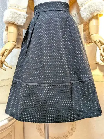 엠즈 그레이시 플레어 스커트 38 플라워 모티브 엠보 블랙