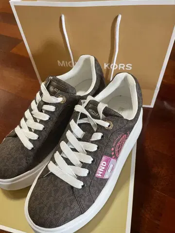 새상품 MICHAEL KORS 브라운 스니커즈