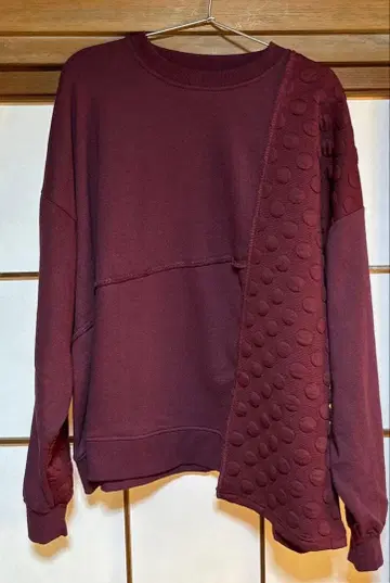 1회 착용 루필리안 도트 자카드 쭈리 맨투맨 비대칭 보르도