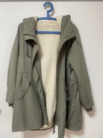 보아 안감 부착 올리브 그린 모즈 코트