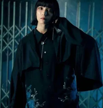 HARE x Ado 소매 슬릿 숏 자켓