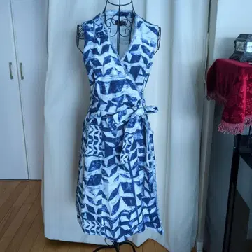 파랑과 화이트의 기하학 패턴 슬리브리스 원피스