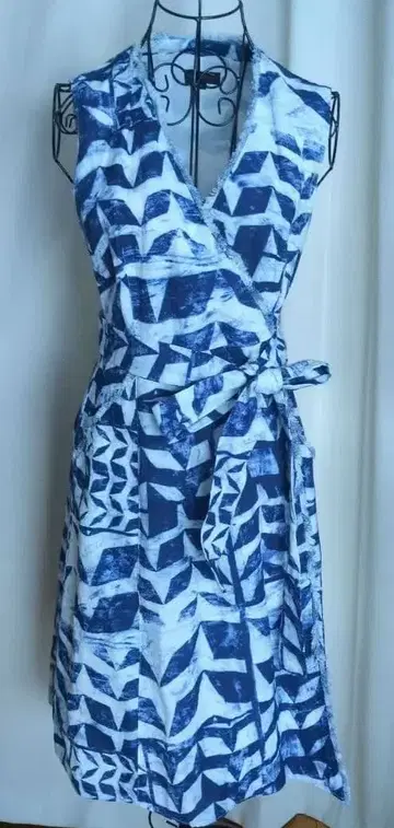 파랑과 화이트의 기하학 패턴 슬리브리스 원피스