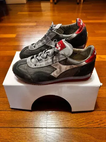 새상품급 diadora (디어도라 헤리티지) 스니커즈 그레이/레드