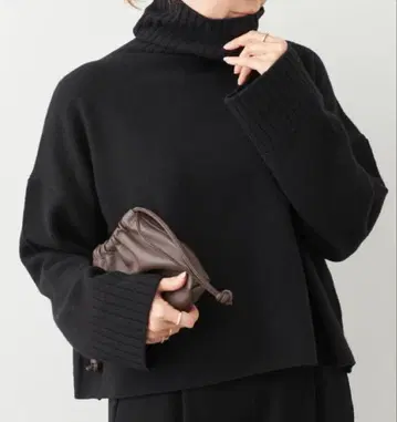 새상품 2025 두지엠 클라세 Cropped 터틀넥 니트 블랙