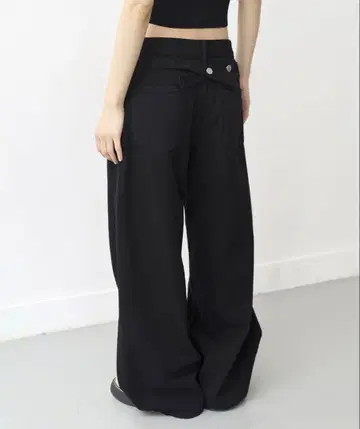 UNE MANSION 백버튼 포인트 와이드 데님 팬츠