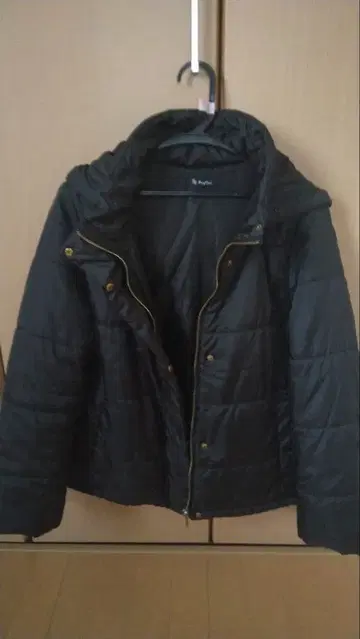 블랙 후드 부착 다운 자켓