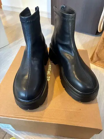 블랙 가죽 통굽 숏부츠 oriental traffic