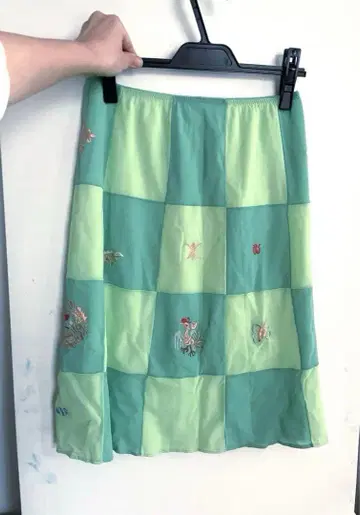 [ VIVIAN TAM ] 체커보드 패턴 자수 스커트