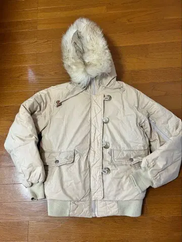 베이지 다운 자켓 후드 부착