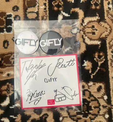 GIFTY 친필 사인 & 캔뱃지