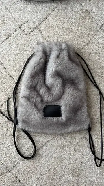 [착용샷 있음] 그레이 퍼 드로우 스트링 백 한국