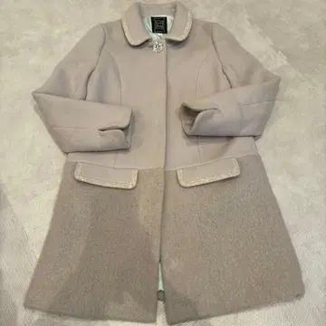 신시아 애로우 리 라이트 그레이 카라 부착 울 코트