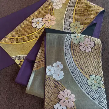 골드 컬러와 보라색 꽃무늬 후쿠로 오비 육통